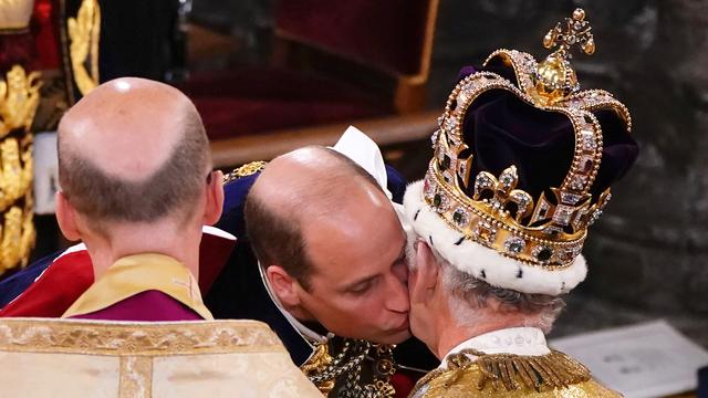 Prince William kissing King Charles at his coronation