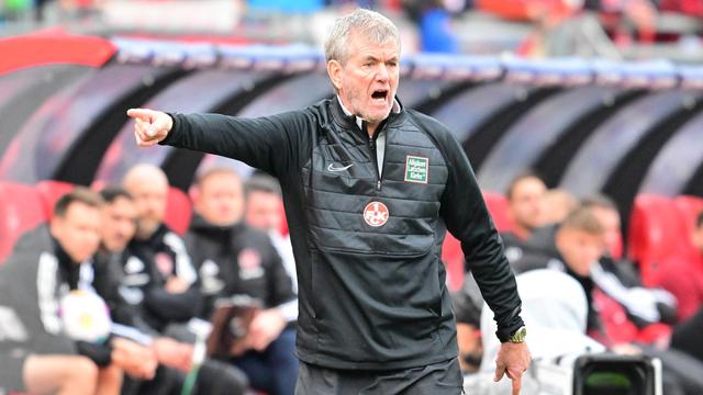 Friedhelm Funkel, Trainer des 1. FC Kaiserslautern, gestikuliert im Spiel beim 1. FC Nürnberg an der Seitenlinie.