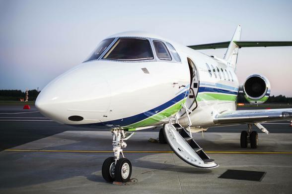 Privatjet auf einer Landebahn