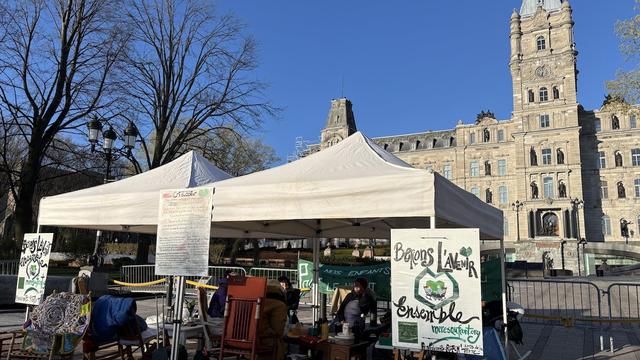 Des pancartes devant l'Assemblée nationale.