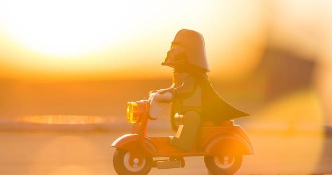 Darth Vader auf Motorroller