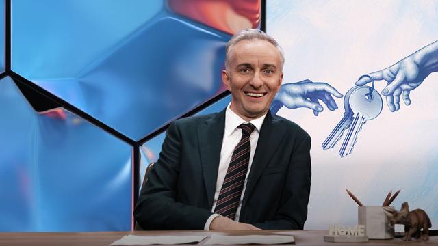Jan Böhmermann sitzt am Schreibtisch. Rechts neben ihm sind zwei Hände abgebildet, die sich einander entgegenstrecken – die rechte hält einen Schlüsselbund. Die Hände erinnern an das Gemälde "Die Erschaffung Adams" von Michelangelo.