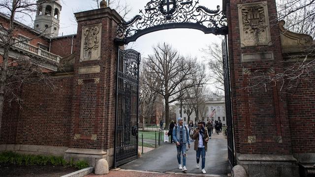 Des étudiants marchent sur le campus de l'université Harvard.