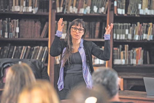 Cecilia Rikap durante su exposición en la facultad de Derecho.
