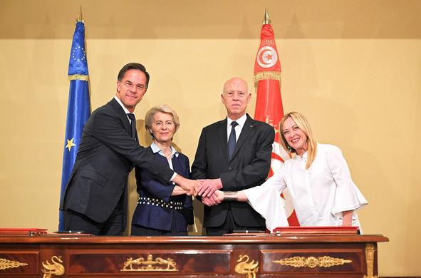 Rutte, von der Leyen e Meloni stringono la mano al presidente tunisino Saied. Foto simbolo della direzione che sta prendendo l'Europa