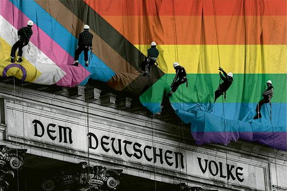 Gewerbekletterer rollen die Verhüllungsplanen für den Berliner Reichstag vom Giebel des Bauwerks ab, Direkt über dem Haupteingang und der Schrift "Dem Deutschen Volke"
