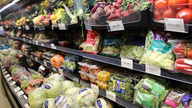 Un rayon de légumes dans une épicerie Co-op à Fort Good Hope dans les Territoires du Nord-Ouest.
