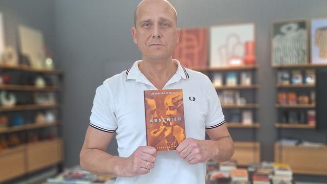 Le libraire berlinois Christian Dunker avec un exemplaire de "Abschied", le 25 juin 2025