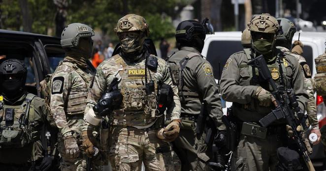 LOS ANGELES, CALIF. JULY 7, 2025 - Federal immigration agents near MacArthur Park in the Westlake area on July 7, 2025. (Carlin Steihl / Los Angeles Times)