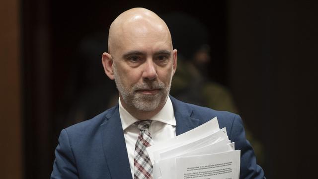 Yves Giroux arrivant sur les lieux d'une réunion. Yves Giroux arrivant sur les lieux d'une réunion.