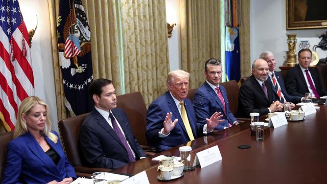 Donald Trump à une table, entouré de plusieurs des secrétaires de son Cabinet.
