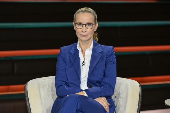 Frauke Brosius-Gersdorf, Arme und Beine überkreuz, bei Lanz, in blauem Anzug