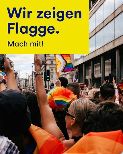 Menschen bei einer Demo mit Regenbogenflaggen, Text „Wir zeigen Flagge. Mach mit!“ auf gelbem Hintergrund.