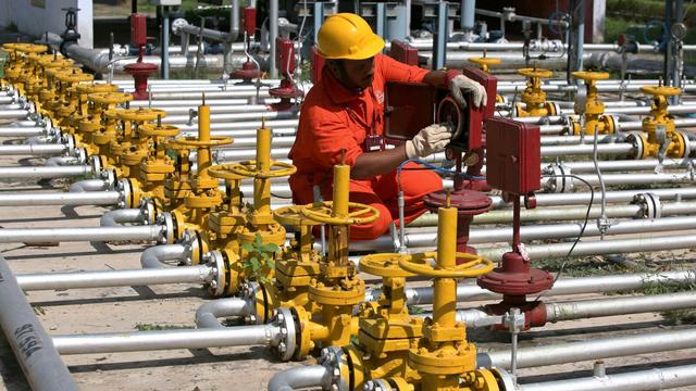Norms for transfer of participating interest among partners in oil, gas eased