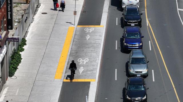 Une photo aérienne de la piste cyclable sur Bloor Ouest dans le quartier Annex.