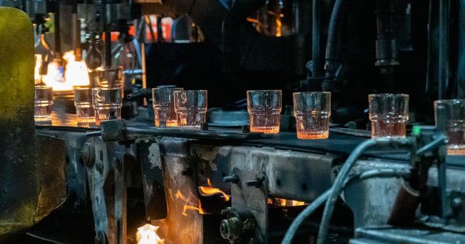 A l'usine Duralex. La couverture extensive par la presse, puis la reprise en scop, ont redonné un coup de fouet à la popularité de la marque.