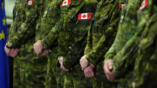 Des membres des Forces armées canadiennes.