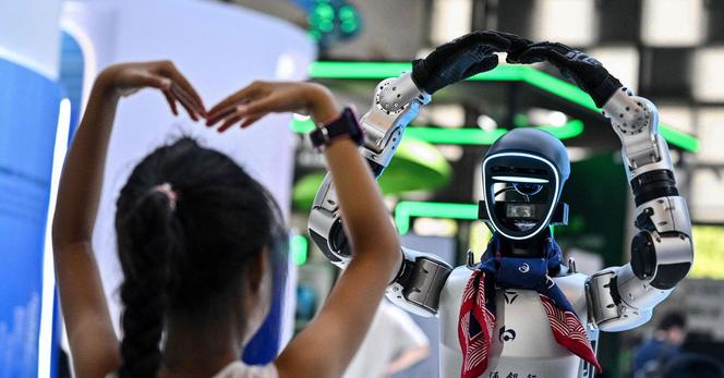 Een meisje speelt met een robot eind juli tijdens de World Artificial Intelligence Conference in Shanghai. Foto Hector Retamal/ AFP 