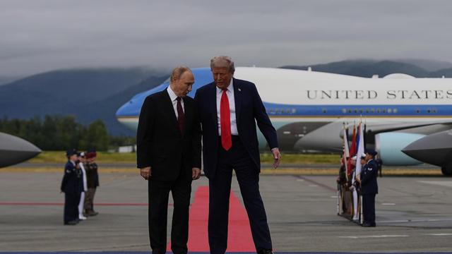 Donald Trump et Vladimir Poutine côte à côte devant l'avion présidentiel américain.
