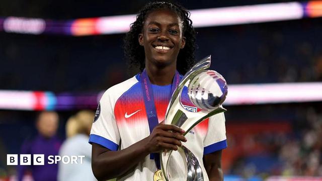 Michelle Agyemang holding the Euro 2025 trophy