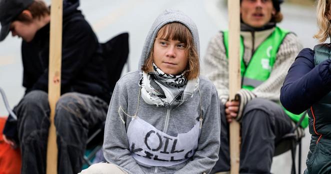Greta Thunberg et des militants d'Extinction Rebellion manifestent devant la raffinerie de pétrole d'Equinor à Mongstad, en Norvège, le 18 août 2025.